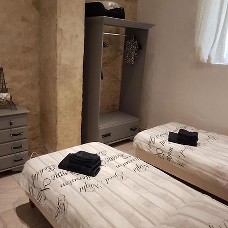 Cherval Le Gite Des Chambres De La Grange מראה חיצוני תמונה