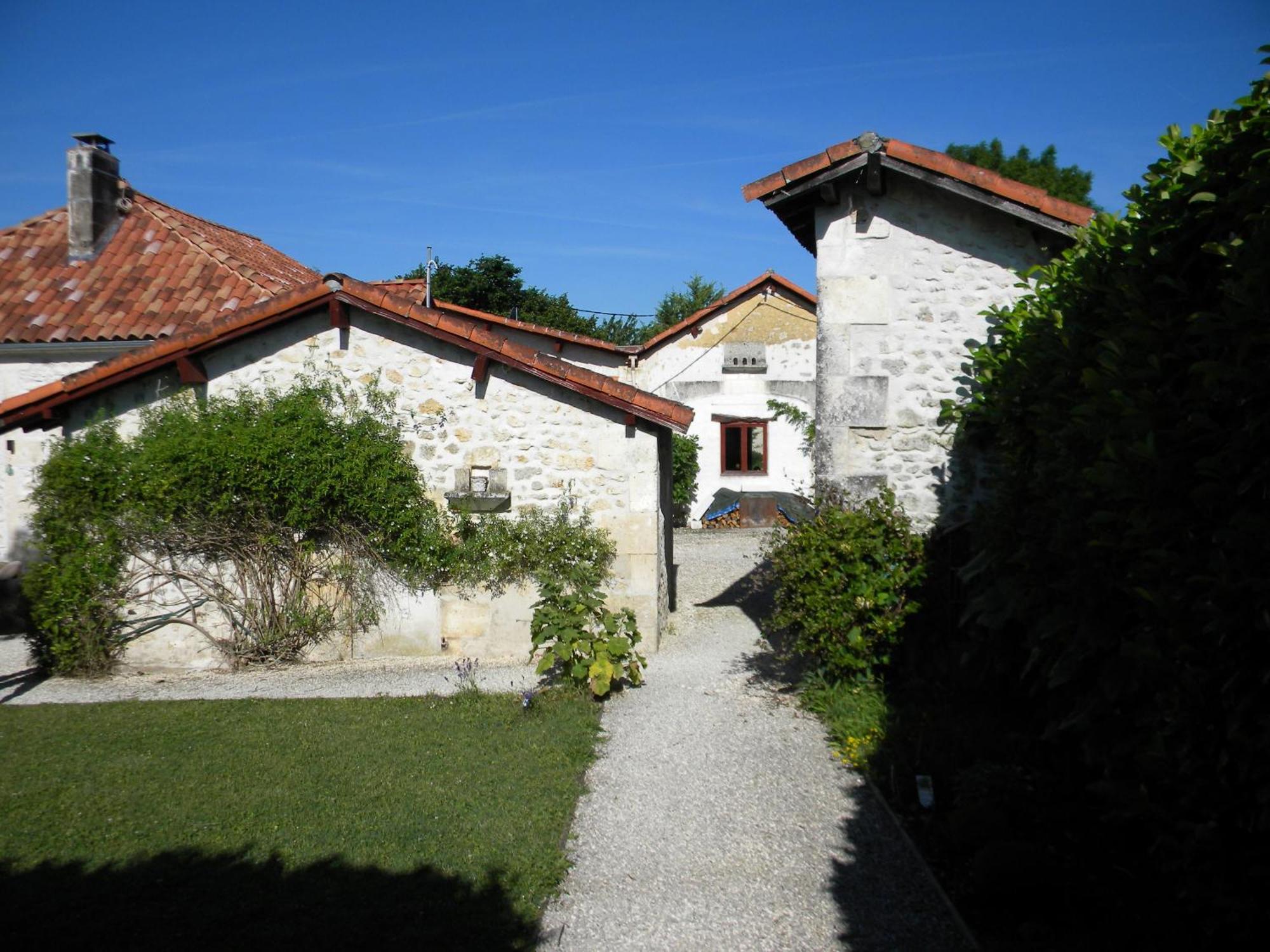Cherval Le Gite Des Chambres De La Grange מראה חיצוני תמונה
