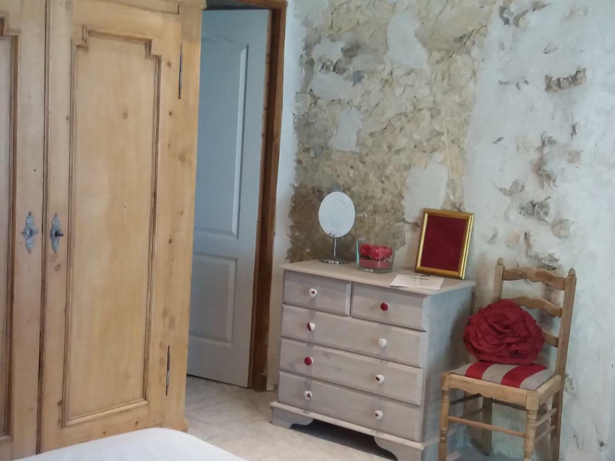 Cherval Le Gite Des Chambres De La Grange מראה חיצוני תמונה