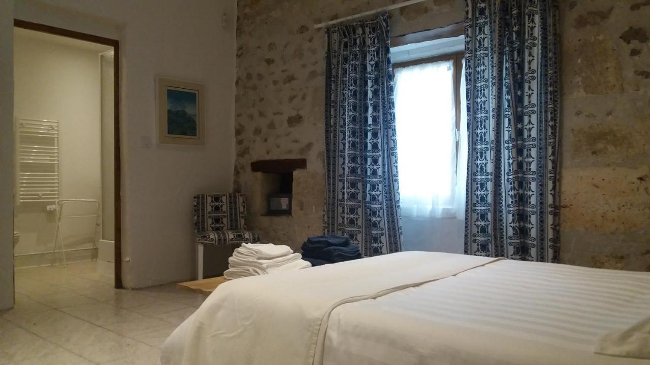 Cherval Le Gite Des Chambres De La Grange מראה חיצוני תמונה